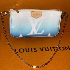 Louis Vuitton  Pochette accessories By The Pool
